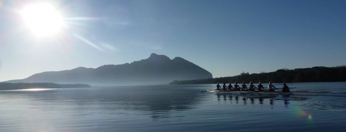 Equipaggio di otto in allenamento all'alba sul Lago di Paola