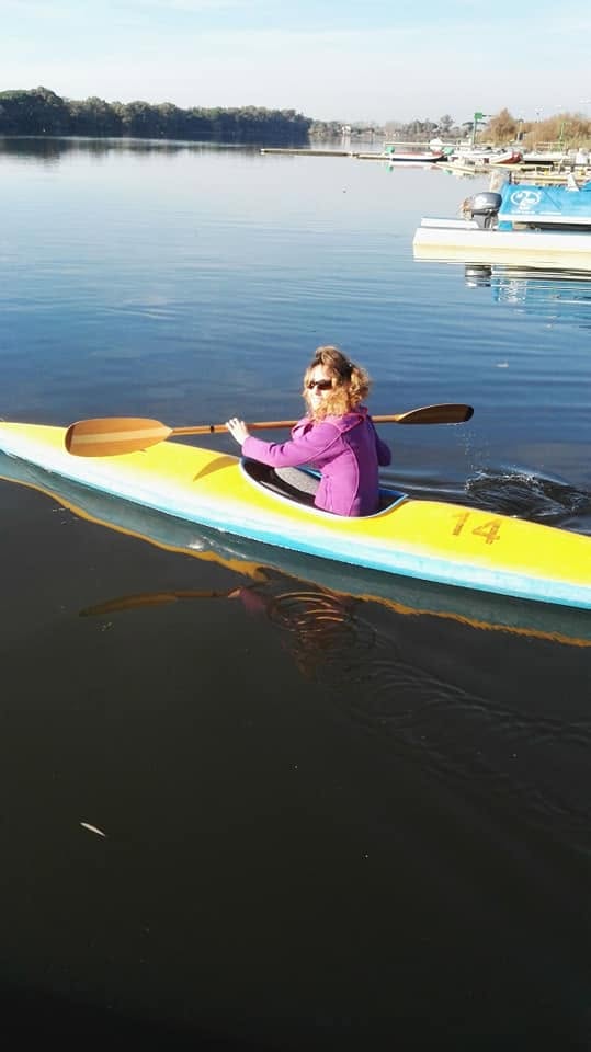 Atleta in kayak giallo sul Lago di Paola
